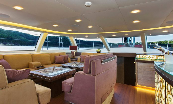 Escapade Sailing Yacht: Main Saloon 