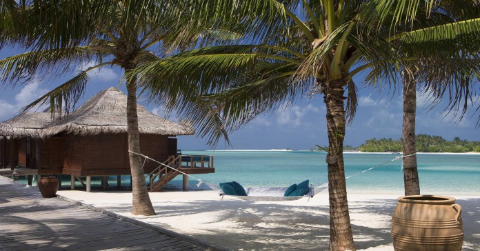Anantara Veli Maldives Resort_Boardwalk_from_beach_to_Over_Water_Bungalows