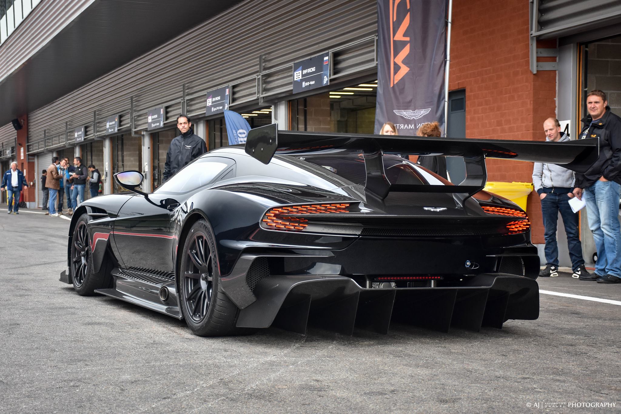 Машина Aston Martin Vulcan